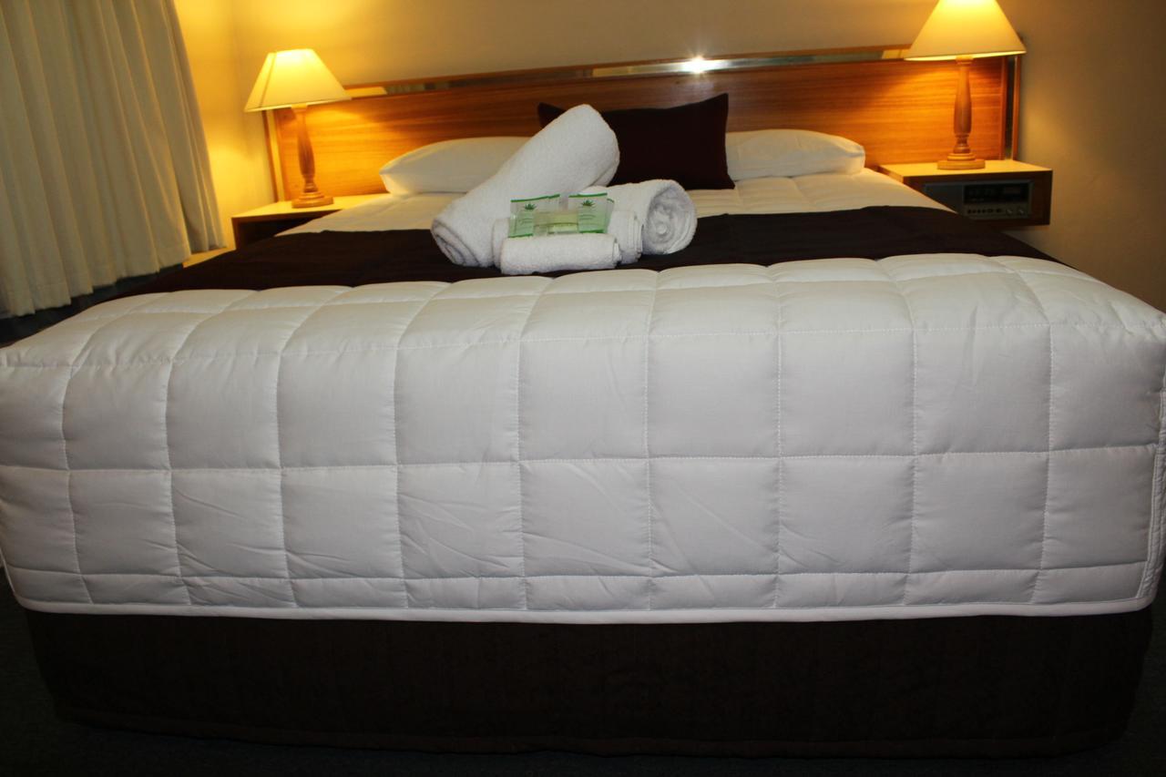 Tabourie Lake Motor Inn Bagian luar foto